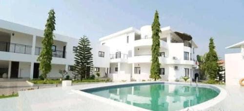 SUPER DUPLEX DE 13 PIÈCES +PISCINE RIVIÉRA 4 M’BADON à Abidjan - Photo 3