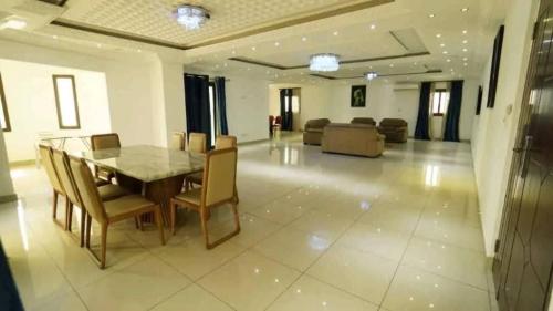 SUPER DUPLEX DE 13 PIÈCES +PISCINE RIVIÉRA 4 M’BADON à Abidjan - Photo 4
