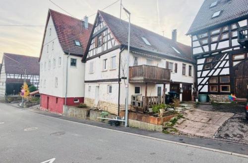 Sanierungsbedürftiges 3-Familienhaus mit großem Potenzial in Sindelfingen - Bild 1