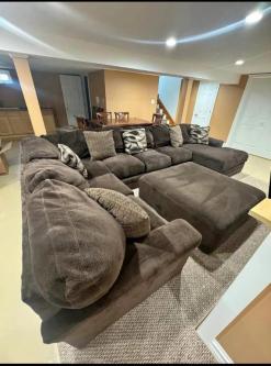 Sectional couch in Yellowknife - Image 1