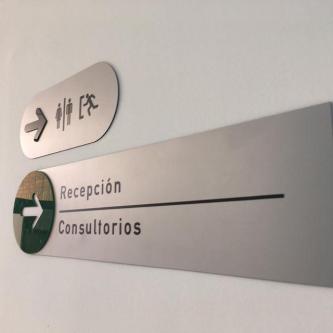 Señalética de acero para edificios en Punta Alta - Imagen 1