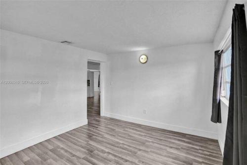 Service Rd, Opa Locka, Home For Rent in Miami Gardens - Image 1