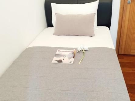 Single Rm , Raffles Place MRT CBD : The Sail @ marina bay in Singapore - Image 1