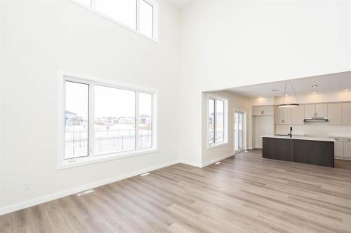 Spacious Two Storey with Loft and Spice Kitchen on a Pie Lot! in Winnipeg - Image 2