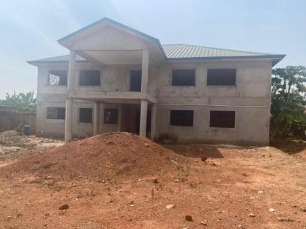 *TITLED & ROOFED 8BRM STOREY HOUSE ON ALMOST 2 & HALF PLOTS in Ejura - Image 2