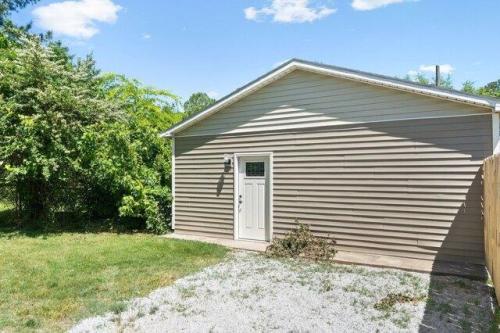 Thompkins Ln Unit B, Clarksville, Home For Rent in Clarksville - Image 1