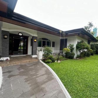 Urdaneta, Makati, House For Rent in Paranaque City - Image 1