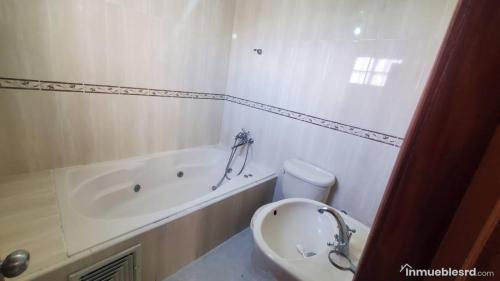 VENDO AMPLIO APTO BELLA VISTA D.N en Santo Domingo - Imagen 10