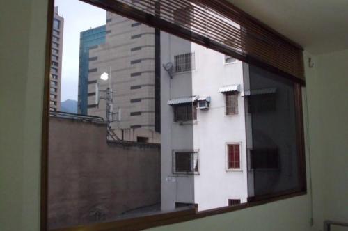 VENDO OFICINA EN AVENIDA TAMANACO EL ROSAL, ECONOMICA en Caracas - Imagen 2