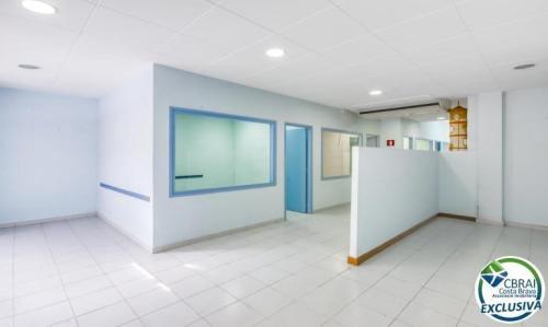 Venta de Local en Roses en Figueras - Imagen 1