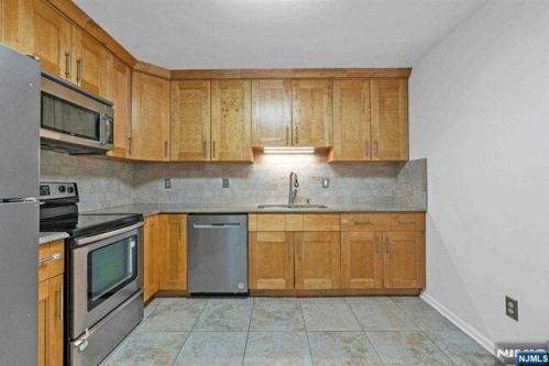 Village Ct, Fort Lee, Home For Rent in North Bergen - Image 1