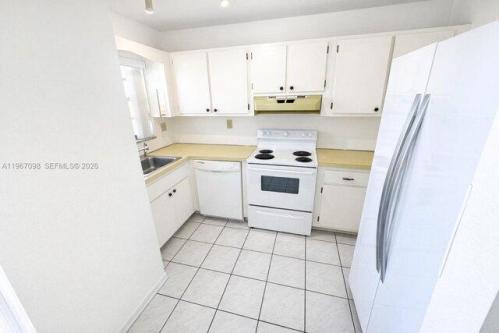 W Th St Unit B, Hialeah, Condo For Rent in Hialeah - Image 1