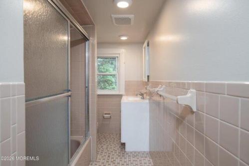W Westside Ave, Red Bank, Home For Rent in Middletown - Image 1