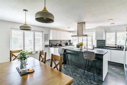 West Hoathly, Ridleys, East Grinstead, 4 Bedroom Detached in King's Lynn - Image 1