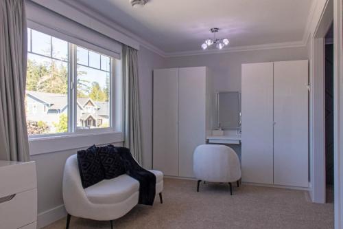 Where Design Meets Comfort in Courtenay - Image 2