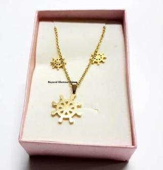 Womens Gold Tone Rudder Jewelry Set in Kikuyu - Image 1