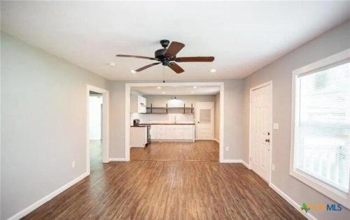Woodlawn St Unit Rear, Victoria, Home For Rent in Victoria - Image 1