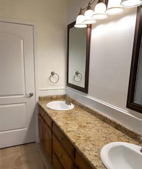 updated spacious 2 bed duplex split with small patio & yard in Frisco - Image 7